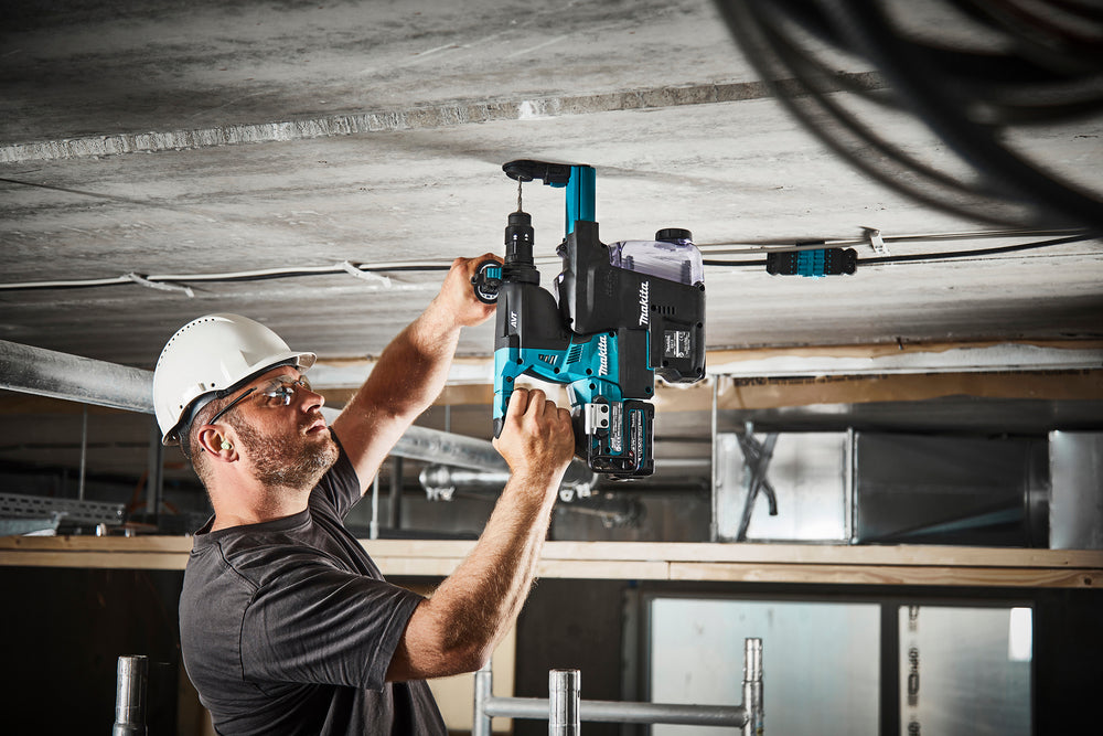 Makita 40V XGT puurvasar HR004G laes puurimisel