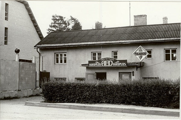 Vaarose kauplus 1990. aastatel, must-valge foto